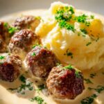 Cremige Slow Cooker Hackbällchen mit Kartoffelpüree Rezept
