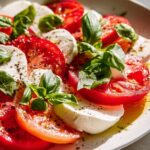 Frischer Tomaten Mozzarella Salat mit Basilikum genießen!