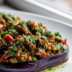 Gef fillede Auberginen mit Gyros und Zitronen-Kräutersauce
