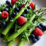 Grüner Spargel Salat Mit Erdnon-alcoholic beeren & Rucola