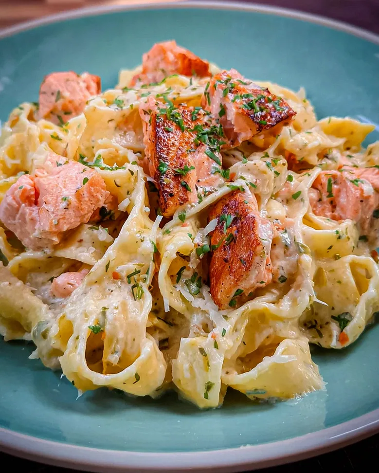 Pasta mit Lachs und Sahnesoße